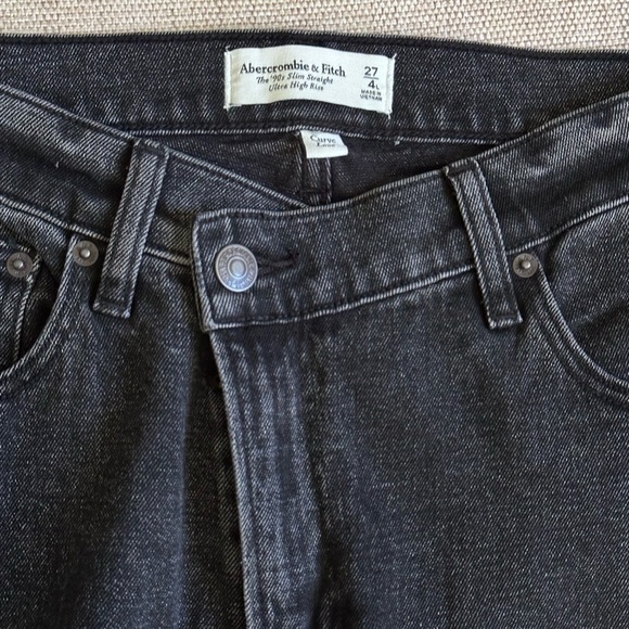 Abercrombie & Fitch “The ‘90’s Slim Straight Ultra High Rise” Asymmetrical 27/4L - Picture 4 of 9
